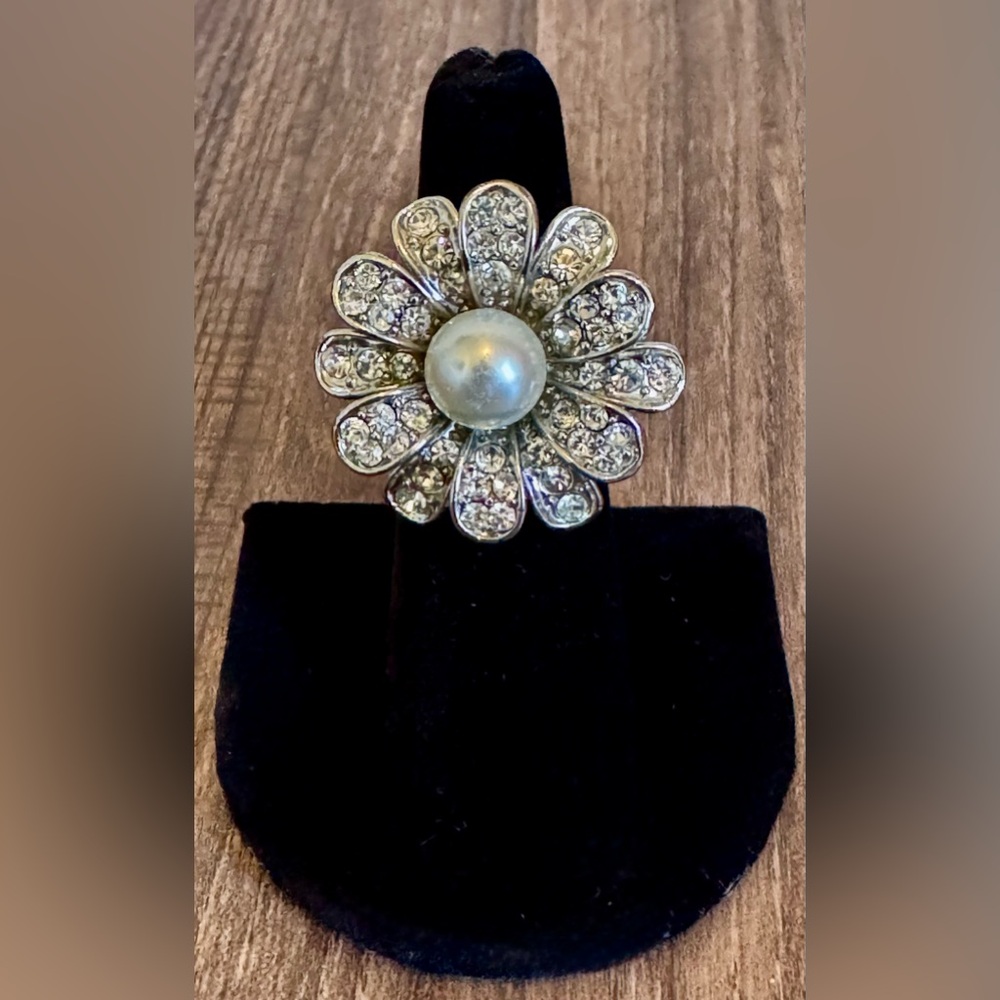 Elegant Silver Fashion Flower Ring with Pearl Center Size 6